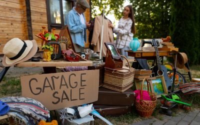 Une pièce d'habitation encombrée, illustrant le besoin d'un service de "débarras de maison" professionnel pour désencombrer et organiser l'espace