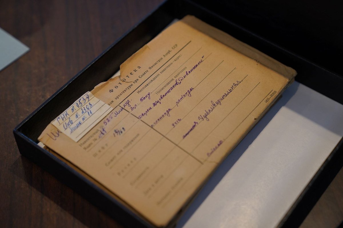 Carnet de notes ouvert sur une table, écriture manuscrite, boîte en bois, fond sombre Carnet de notes ouvert sur une table, écriture manuscrite, boîte en bois, fond sombre