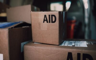 Cartons d'aide humanitaire empilés dans un espace de stockage