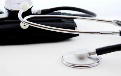 Stéthoscope et brassard tensiométrique sur fond blanc
