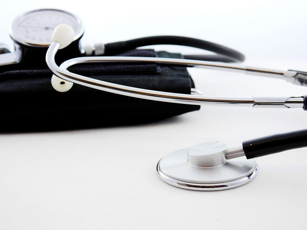Stéthoscope et brassard tensiométrique sur fond blanc