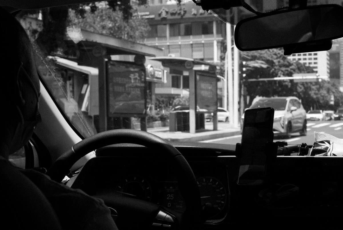 À l'intérieur d'une voiture, un conducteur regarde la rue