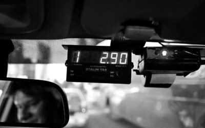 Vue intérieure d'une voiture avec tximètre et reflet du conducteur