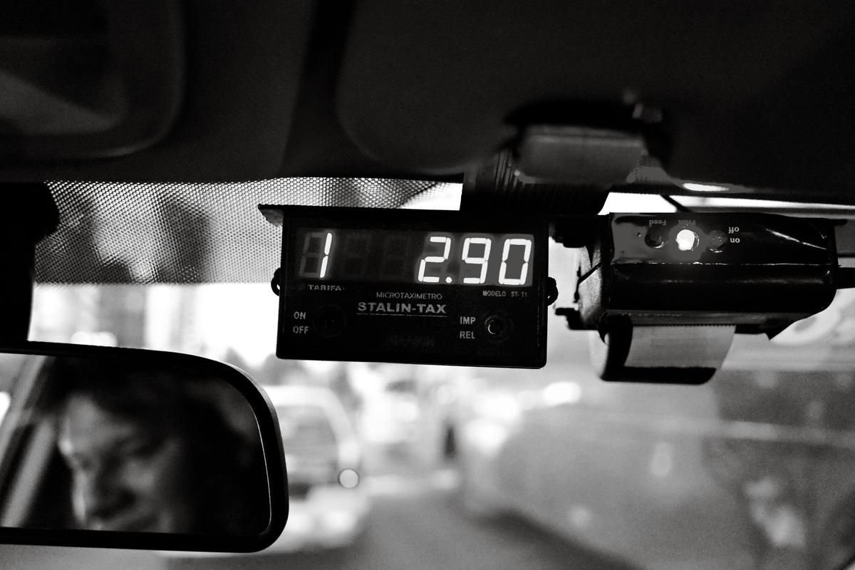 Vue intérieure d'une voiture avec tximètre et reflet du conducteur